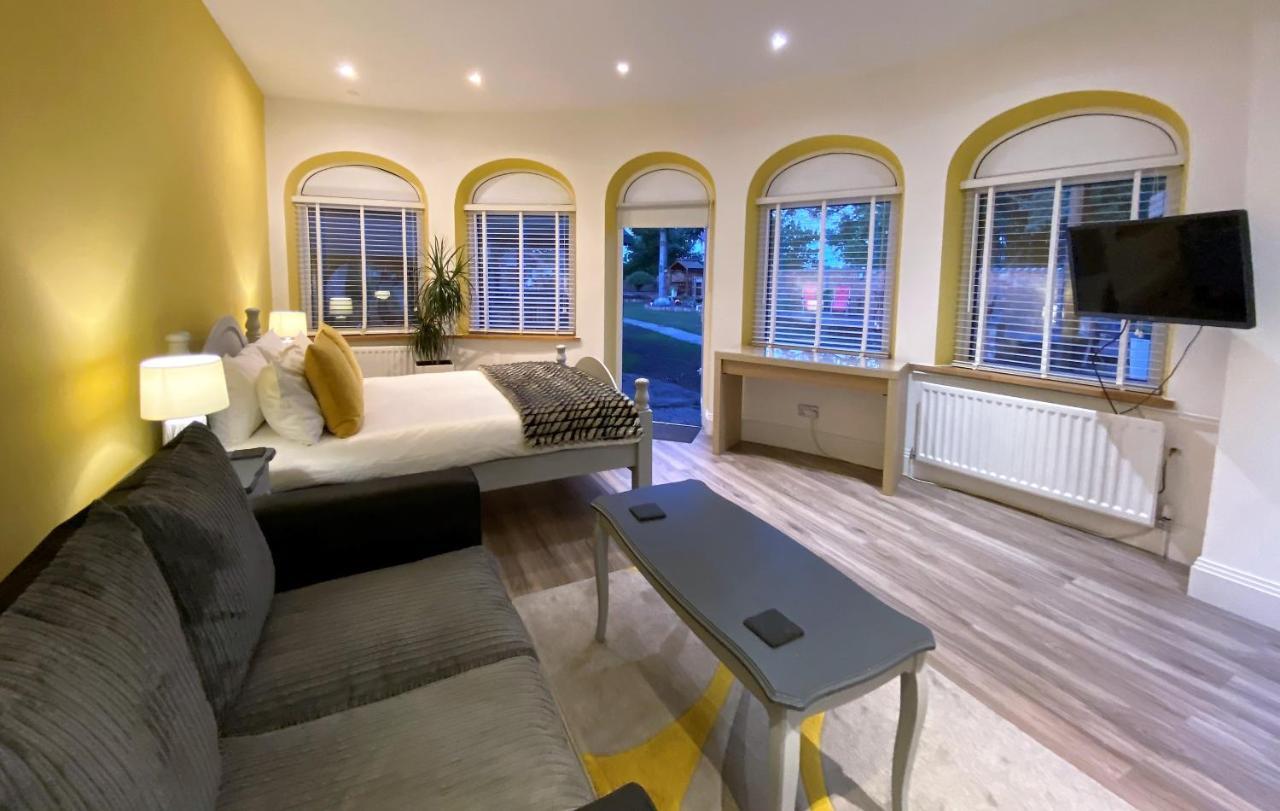 Harlestone Retreat (Adults Only) Hotel Northampton Bagian luar foto