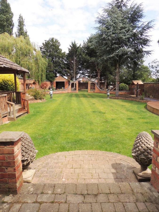 Harlestone Retreat (Adults Only) Hotel Northampton Bagian luar foto